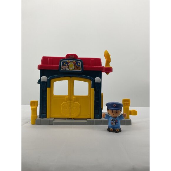 Fisher Price Little People Police Station and Police Officer - Picture 1 of 4